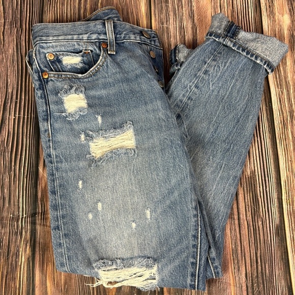 Women’s Levi’s Wedgie Icon Distressed Jeans - Picture 7 of 12